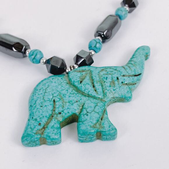 Vintage Howlite Gemstone Elephant Pendant Necklace Boho Hematite Jewelry Figural - Picture 9 of 10